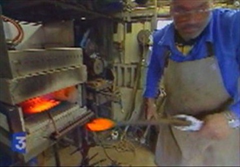 fr3 sculpteur devant le four atelier la remuee