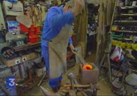 fr3 sculpteur formant pièce à l'atelier la remuee