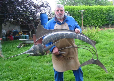 sculpteur tenant un marlin